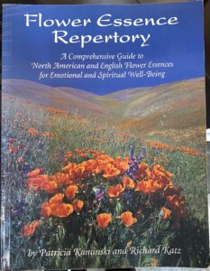 Flower Essence Repertory: A Comprehensive Guide to North American and English Flower Essences for Emotional and Spiritual Well-Being